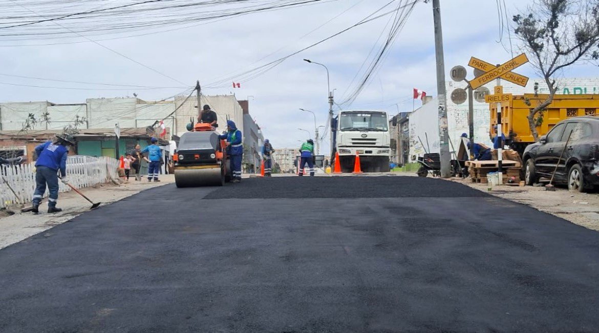 MuniLima's tweet photo. #CercadoDeLima | 🚧 A través de la Gerencia de Servicios a la Ciudad y Gestión Ambiental rehabilitamos más de 7 mil m² de pistas y renovamos más de 10 mil m² de señalización horizontal, mejorando la transitabilidad y fortaleciendo la seguridad de conductores y peatones. 

#Lima #Pistas #SeguridadVial #MML