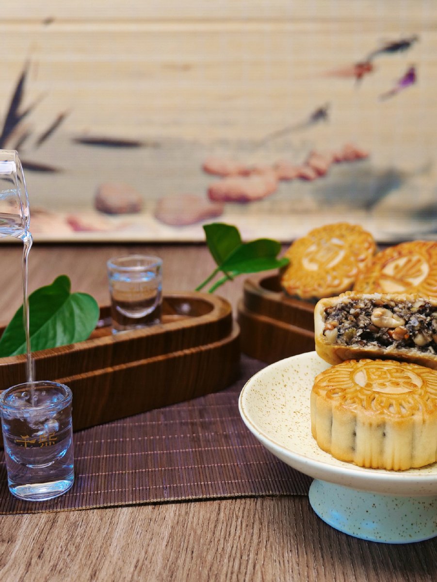WileyRochepf's tweet photo. Celebrate Mid-Autumn with our limited-edition mooncake set—sweet lotus seed paste, rich yolk, and a hot tea pairing! Only available until the full moon fades https://t.co/6LSOU7Pvlt