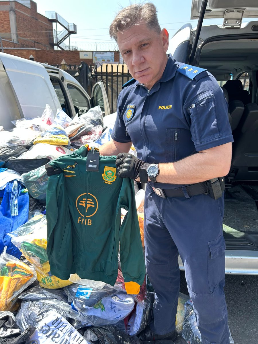 Newzroom405's tweet photo. [BREAKING NEWS] Authorities seized R9-million worth of counterfeit goods, including cellphones and branded clothing, in Marabastad, Pretoria.

#Newzroom4045 https://t.co/tY3vlSnfHq