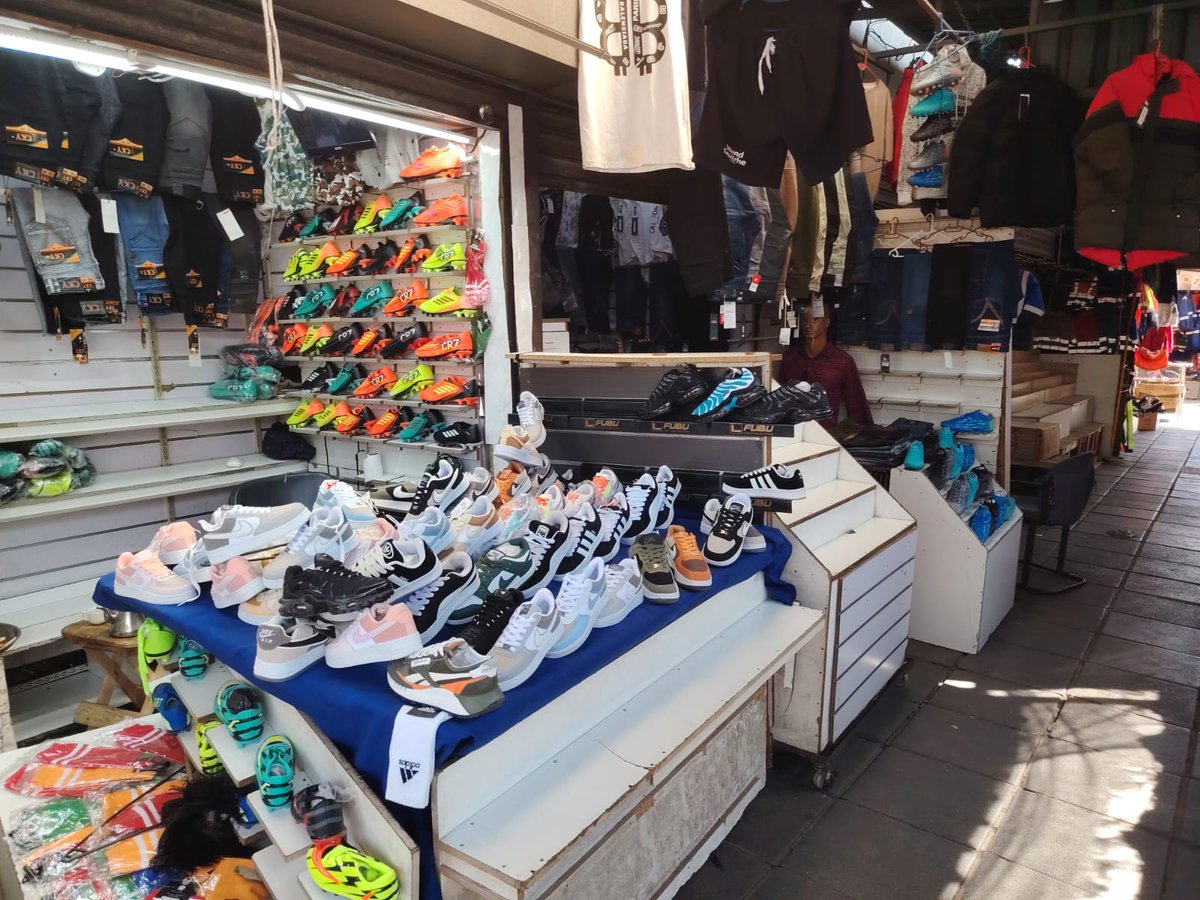 Newzroom405's tweet photo. [BREAKING NEWS] Authorities seized R9-million worth of counterfeit goods, including cellphones and branded clothing, in Marabastad, Pretoria.

#Newzroom4045 https://t.co/tY3vlSnfHq
