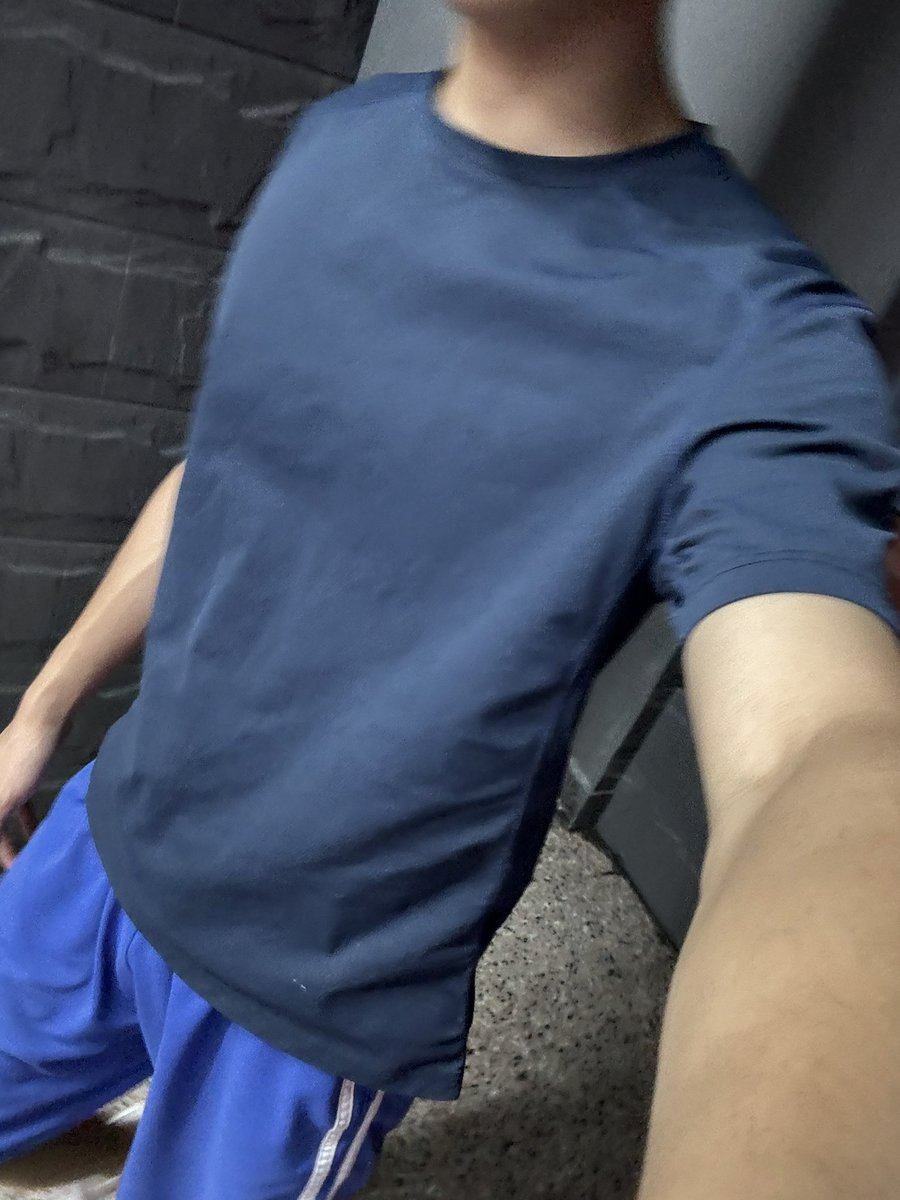 yinchaou's tweet photo. 有时候会觉得，我好像也不是那么喜欢一个人什么都听我的。真正让我觉得很心动的，反而是那种，他明明可以不这样，但因为是我，所以愿意这样。

他可以有自己的脾气，也可以不听我的，可偏偏在我这里会多一点耐心，多一点偏心。可能别人觉得没什么的事情，他愿意认真对待；别人做不到的事情，他却愿意因为我试一试。

我想要的可能一直都是这种感觉吧。不是想把一个人变成只会听话的人，只是想知道，在他有很多选择的时候，他还是会下意识地选择我。

这种“因为是你，所以可以”的感觉，真的很让人贪恋