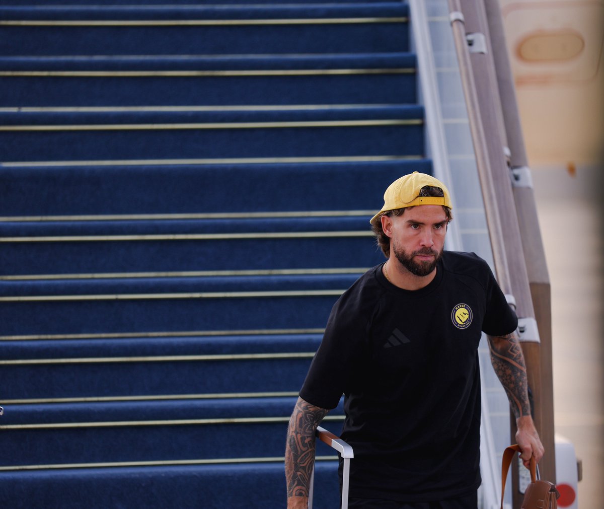 AlNassrFC_EN's tweet photo. Touchdown in Al Ain ✈️💛 https://t.co/Dp1enZ0UJd