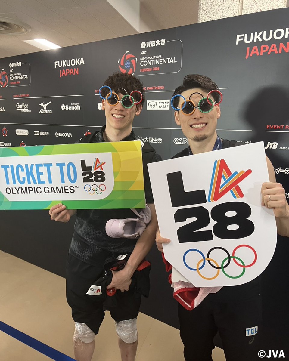 JVA_Volleyball's tweet photo. 買取大吉 アジア男子バレーボール選手権大会 福岡2026で優勝し、 ロサンゼルス2028オリンピックの出場権を獲得した #バレーボール男子日本代表 の試合後の写真をお届けします🇺🇸👓
 
 #つなげ2026 #限界はまだ先にある
#アジア選手権 #バレーボール #volleyball https://t.co/iJUC0qF4Rj