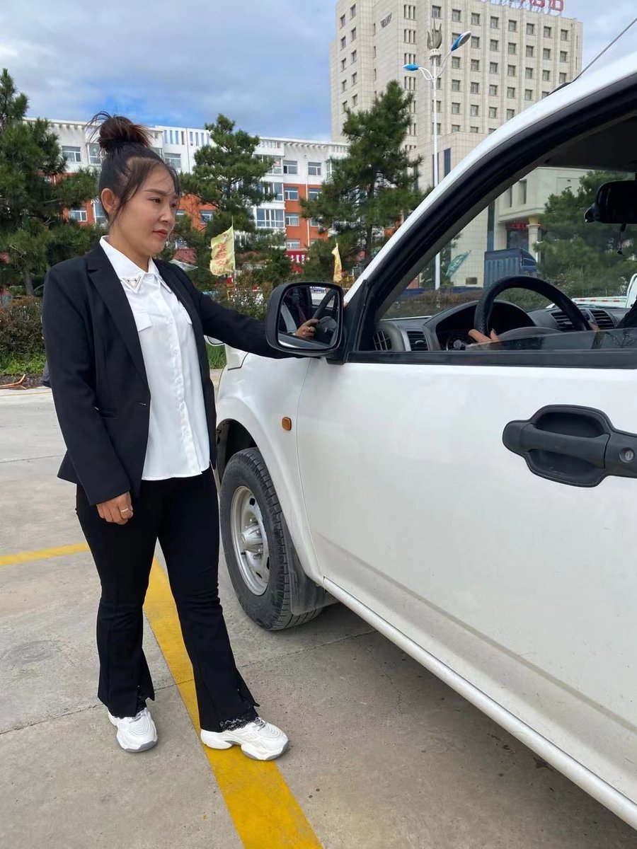 MeiProsperwhk's tweet photo. Just nailed my first parallel parking on the first try! 2 weeks of sweating over rearview mirrors and now I’m one step closer to getting my license https://t.co/OlU5U6cu5z