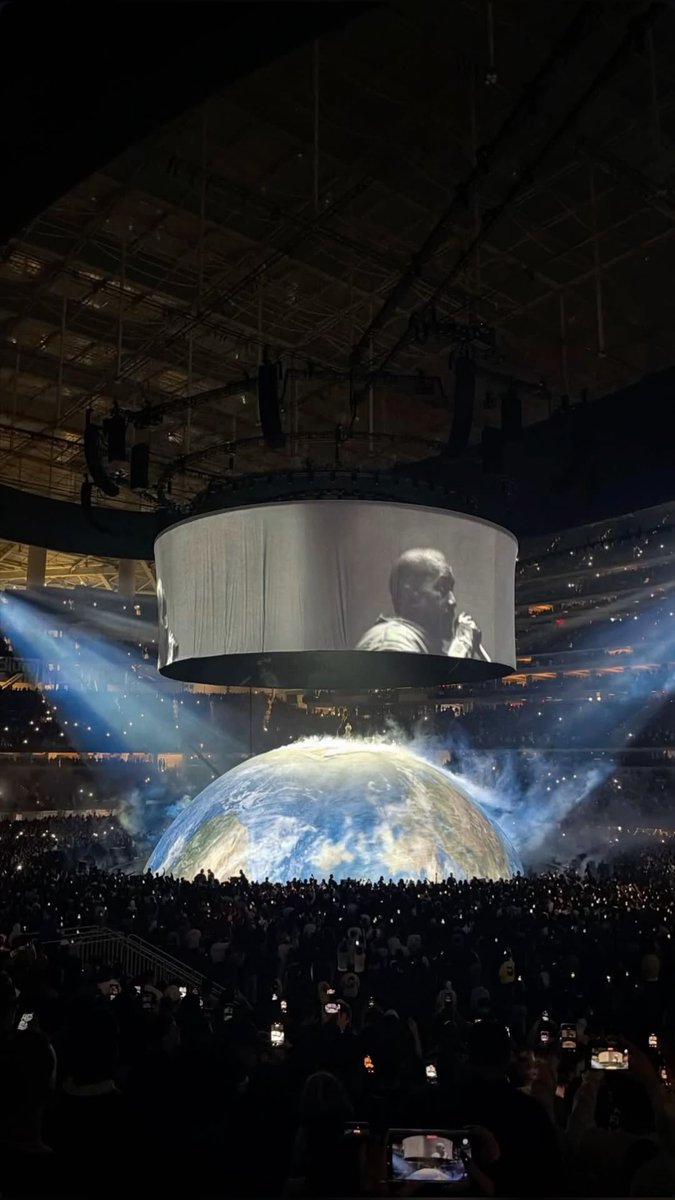 yeezerdot's tweet photo. 24 and 25 days I make posts about ye with his picture ❤️❤️ https://t.co/8OQwtejffZ