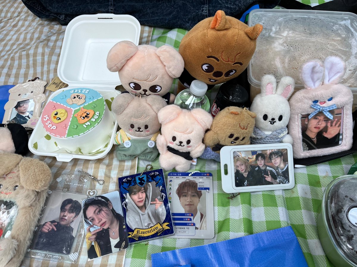 staysknow's tweet photo. Happy early birthday virgoracha!!🫶🩷🧚‍♀️✨️🤏🎸

akhirnya piknik lagi terimakasiii 2k keinginan gw terpenuhi ♡♡♡ @hwahyunjinie @skyutiz @strayinjeong @bbuingskz @flawlesskz https://t.co/xODXuMnLcE