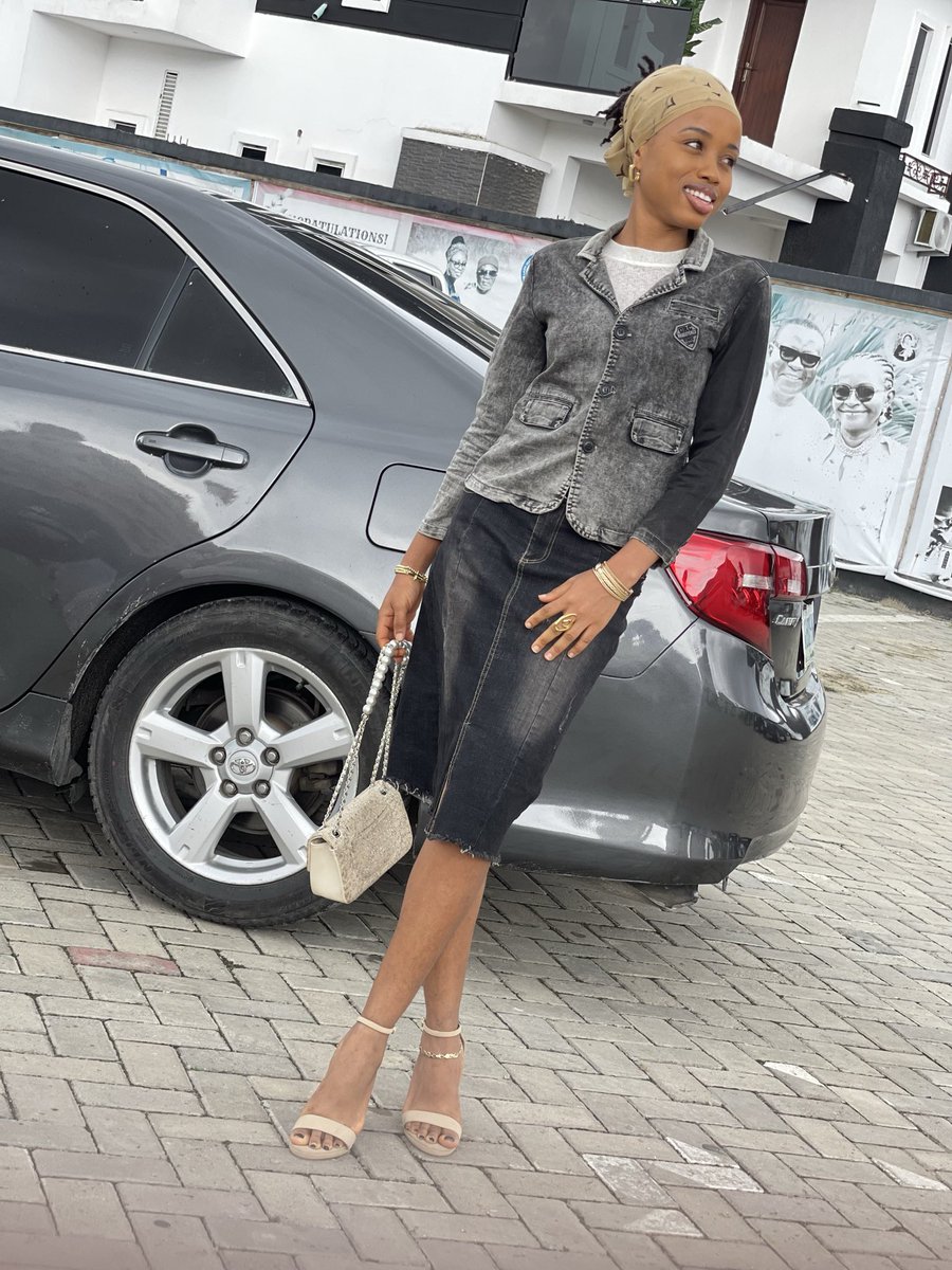 EbedeAdamaka's tweet photo. Denim, but make it effortlessly classy. 🤎
A clean, confident look with just the right touch of sophistication. 
Happy Sunday my lovely people.

#denimstyle #modestfashion #womensfashion #fashioninspiration #styledlook https://t.co/Vekt0DsqDZ