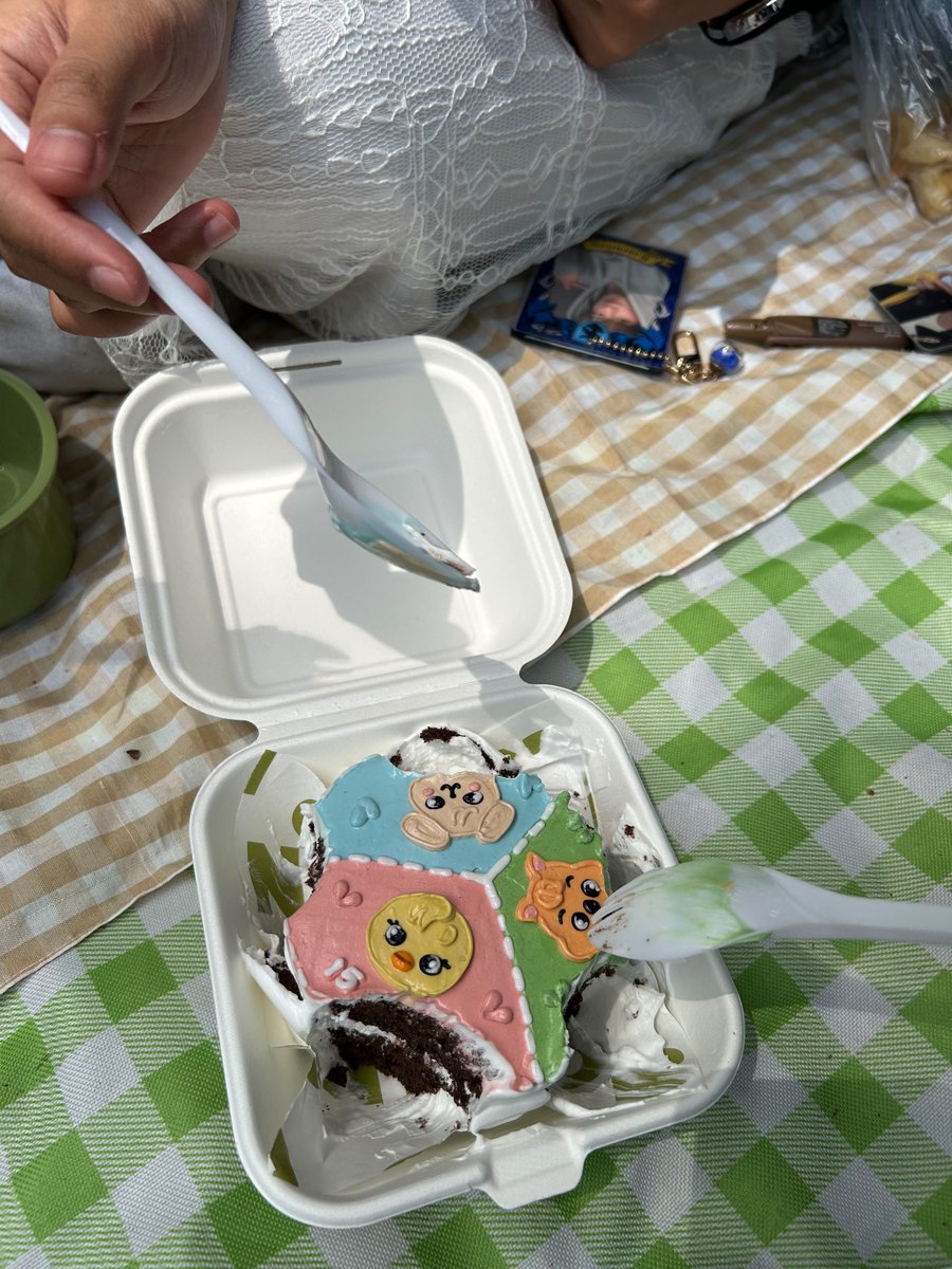 staysknow's tweet photo. Happy early birthday virgoracha!!🫶🩷🧚‍♀️✨️🤏🎸

akhirnya piknik lagi terimakasiii 2k keinginan gw terpenuhi ♡♡♡ @hwahyunjinie @skyutiz @strayinjeong @bbuingskz @flawlesskz https://t.co/xODXuMnLcE