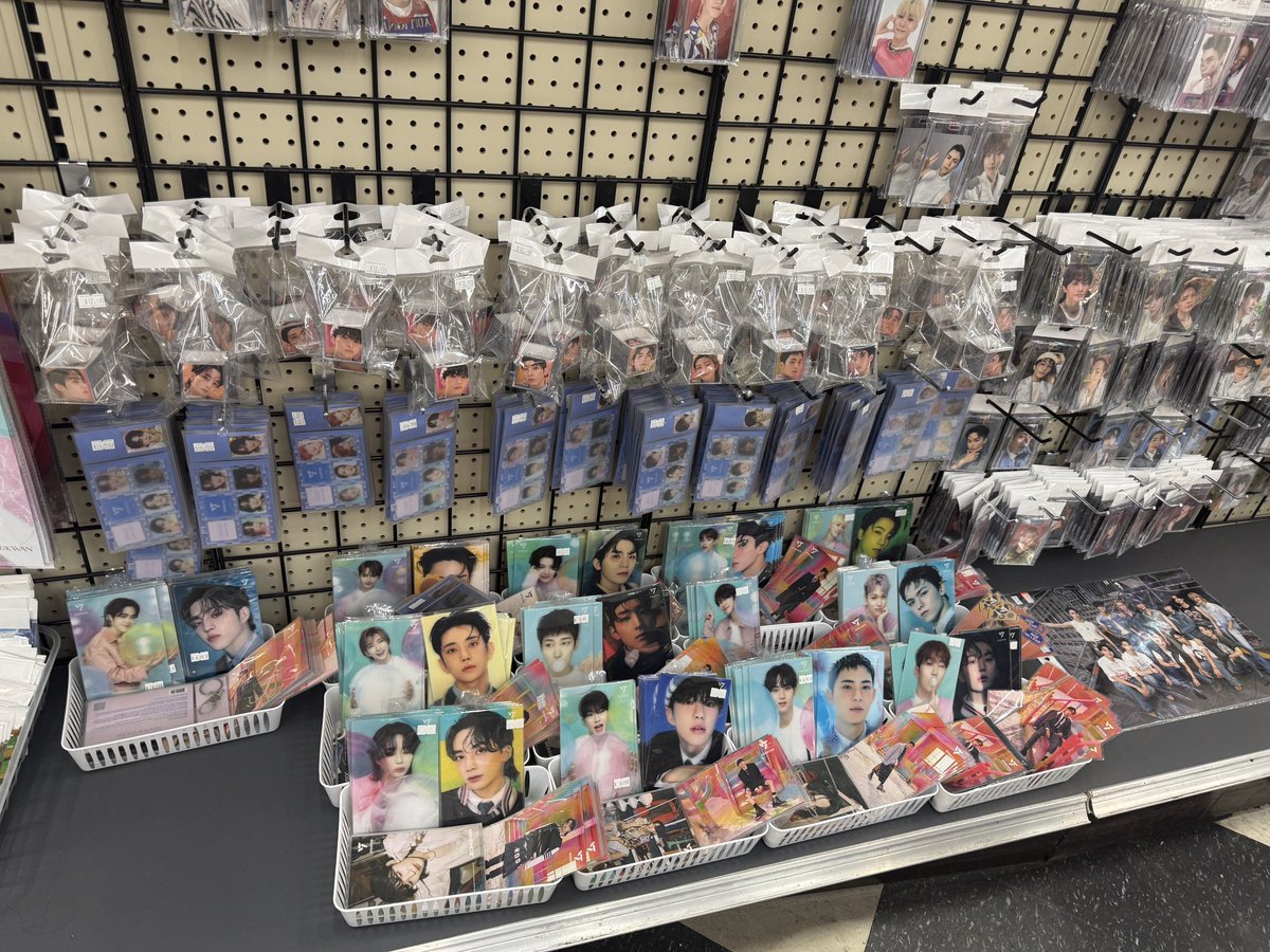 Natsha009s's tweet photo. looks at all this stuff omfg LINES OF PHOTOCARDS 😭 https://t.co/3oB6rTlL4E