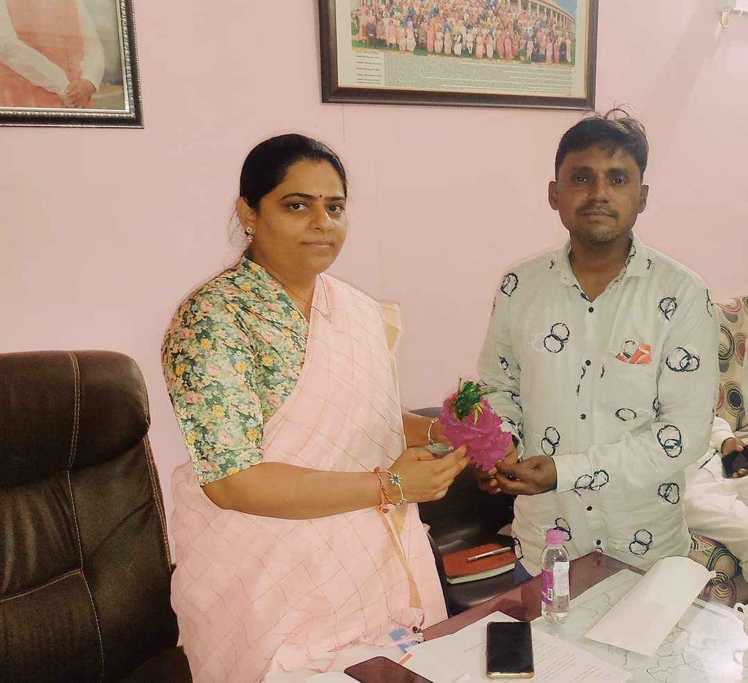 duo_pleyer's tweet photo. ગુજરાત સરકારના પૂર્વ મંત્રી તથા મોરવા હડફના લોકપ્રિય ધારાસભ્ય શ્રીમતી નિમિષાબેન સુથારજીને જન્મદિવસની હાર્દિક શુભેચ્છાઓ અને અનેક અભિનંદન. 💐🎂
ઈશ્વર આપને સુખ, સ્વાસ્થ્ય અને દીર્ઘાયુ પ્રદાન કરે તથા જનસેવાના કાર્યોમાં સતત સફળતા મળે તેવી શુભકામનાઓ. 🙏🏼
💐💐
@Nimishaben_BJP https://t.co/Gqk7MRvZZu