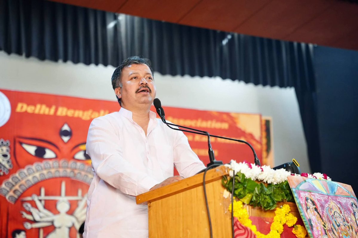 ABVPVoice's tweet photo. दिल्ली विश्वविद्यालय के रामजस कॉलेज में दिल्ली बंगाल स्टूडेंट्स एसोसिएशन एवं राष्ट्रीय कला मंच के द्वारा बंगाल विद्यार्थी मिलन 'आगमन -26' कार्यक्रम का आयोजन किया गया।

इस अवसर पर पश्चिम बंगाल सरकार के विधि एवं न्याय मंत्री श्री बिराज विश्वास, अभाविप के राष्ट्रीय संगठन मंत्री श्री आशीष चौहान एवं पूर्व राष्ट्रीय महामंत्री डॉ याज्ञवल्क्य शुक्ल विशेष रूप से उपस्थित रहे और बंगाल से दिल्ली विश्वविद्यालय में अध्ययनरत विद्यार्थियों से सार्थक संवाद किया। 

विद्यार्थियों ने डूसू चुनाव में अभाविप के पैनल को अपना समर्थन देने का संकल्प लिया।

अभाविप का डूसू चुनाव पैनल: 

यश डबास - अध्यक्ष 7️⃣ 
इशू मौर्य - उपाध्यक्ष 3️⃣ 
रिया छाबड़ी - सचिव 3️⃣ 
लक्ष्यराज सिंह - संयुक्त सचिव 3️⃣

#ABVP4DUSU #DUSU7333 #ABVP7333