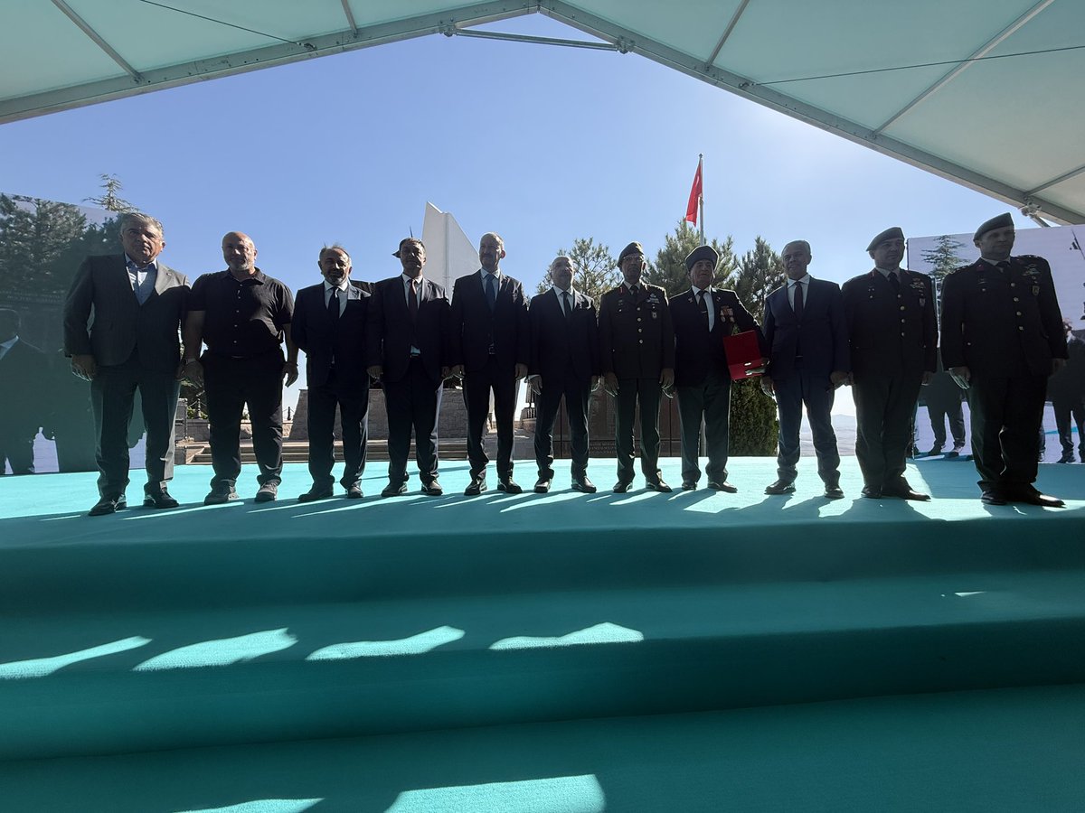 HTurkyilmazOMO's tweet photo. İstiklal ve istikbal mücadelemizin dönüm noktalarından biri olan Sakarya Meydan Muharebesi’nin 105. yıl dönümü dolayısıyla Polatlı Duatepe’de düzenlenen anma programına katıldım.

Bu toprakları bizlere vatan kılan başta Gazi Mustafa Kemal Atatürk ve silah arkadaşları olmak üzere, Millî Mücadele’nin bütün kahramanlarını rahmet, minnet ve saygıyla anıyorum.

Ruhları şad, mekânları cennet olsun. 🇹🇷