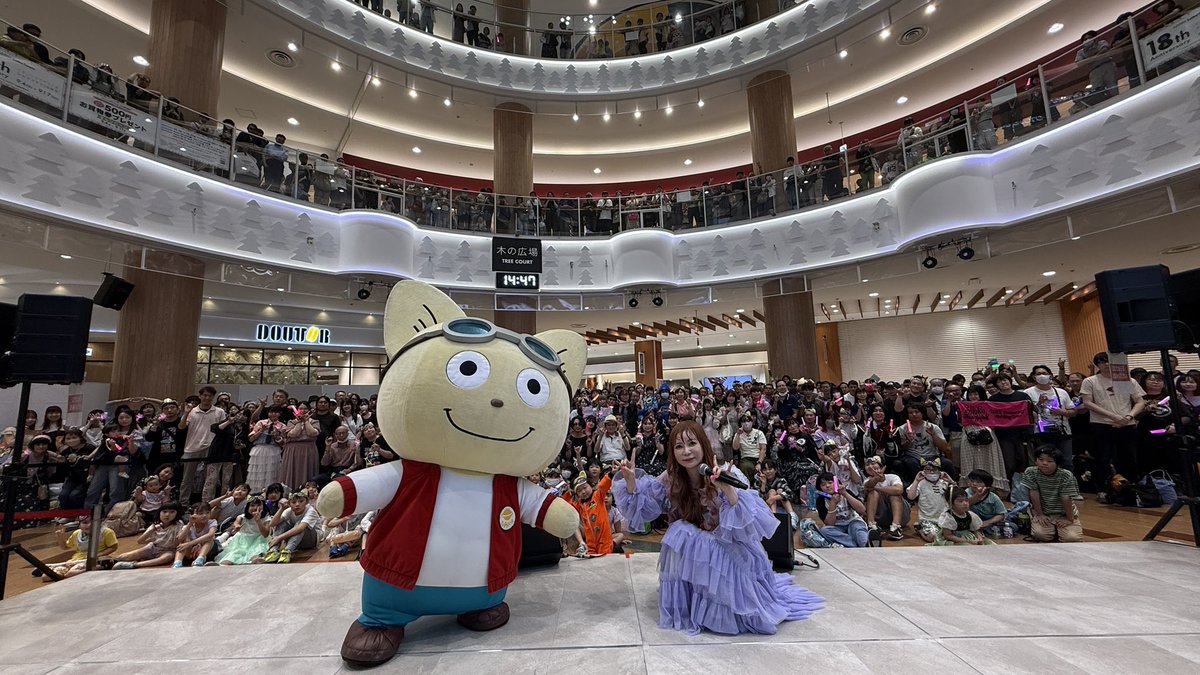 shoko55mmts's tweet photo. さいたまイオンレイクタウン
最多子供たち！！
ステージに上がっていっしょにドリドリ踊ったよ！みんか大きくなったら何になりたいか夢を答えてくれて、ダンスしてくれて
可愛かった絶対夢は叶うよ
今日のことがいつかの思い出になればいいなぁ　子供たちに歌を聞いてもらえて最高に幸せすぎる！！ https://t.co/mfdFcee4kX