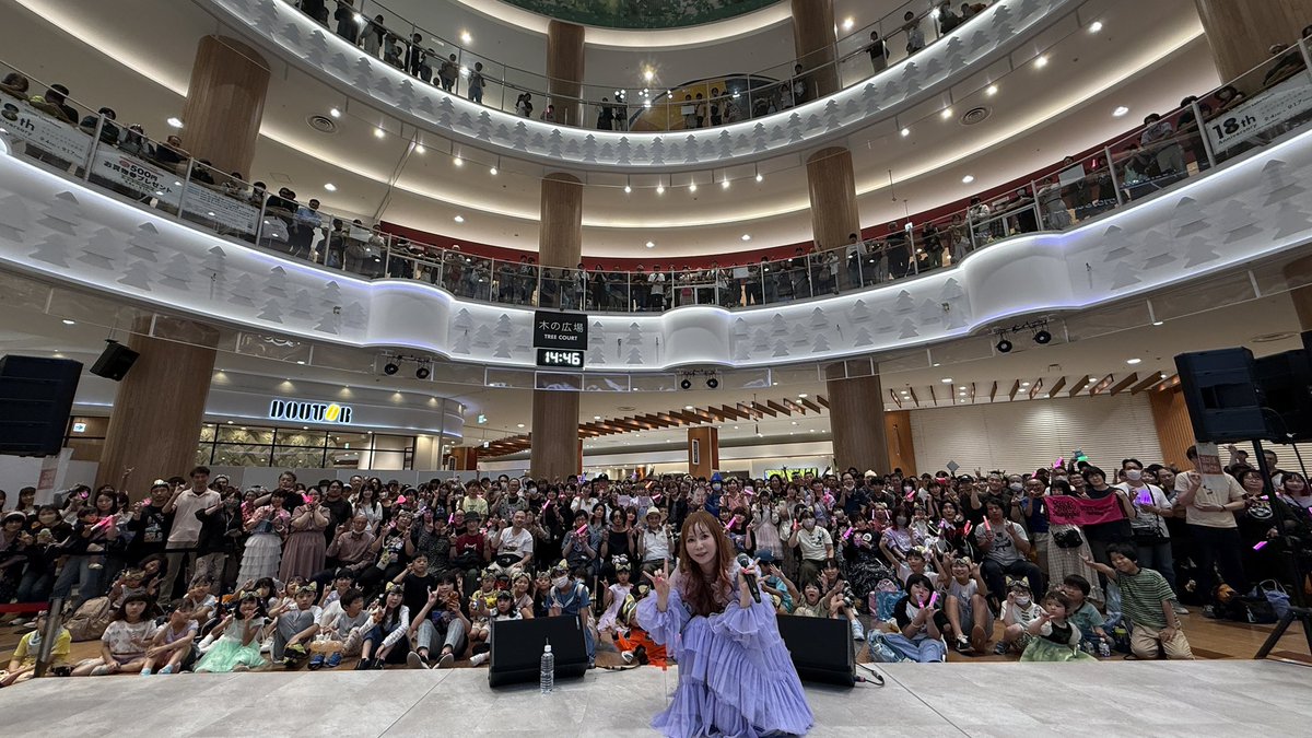 shoko55mmts's tweet photo. さいたまイオンレイクタウン
最多子供たち！！
ステージに上がっていっしょにドリドリ踊ったよ！みんか大きくなったら何になりたいか夢を答えてくれて、ダンスしてくれて
可愛かった絶対夢は叶うよ
今日のことがいつかの思い出になればいいなぁ　子供たちに歌を聞いてもらえて最高に幸せすぎる！！ https://t.co/mfdFcee4kX