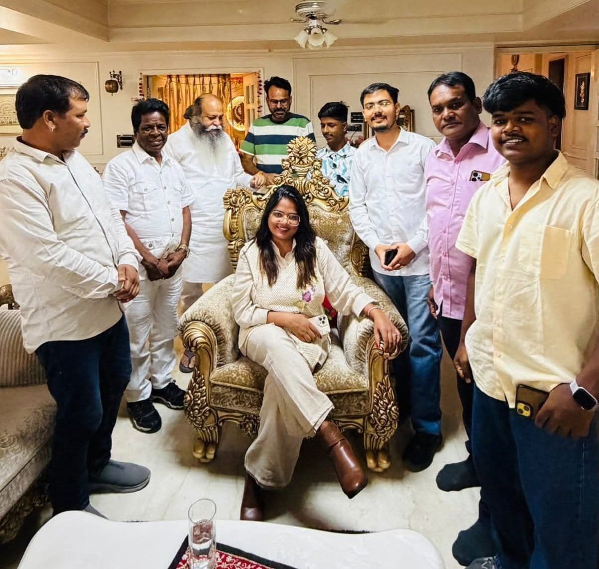 JaikyYadav16's tweet photo. रोहिणी घावरी की फिलहाल केवल दो योग्यताएं हैं।

पहली- स्विट्जरलैंड से भारत आईं हैं 
दूसरी- चंद्रशेखर रावण की पूर्व प्रेमिका हैं 

दलित समाज से आने वाली रोहिणी घावरी का पिछले दो दिनों से उठना बैठना केवल और केवल सवर्णों के बीच रहा है।

उनमें भी ख़ासकर ऐसे लोगों से जो चंद्रशेखर रावण के घोर विरोधी हैं।

जबकि रोहिणी घावरी कई सालों बाद विदेश से भारत लौटीं हैं उन्हें अपने मां बाप के साथ होना चाहिए यानि कि सबसे पहले अपने घर जाना चाहिए था।

लेकिन राजनीति क्या न करवाए, ऐसे लोगों से समाज को बच कर रहना चाहिए।

रोहिणी घावरी के मौजूदा हालत को देखते हुए यही कहा जा सकता है कि वह पूरी तरह से भटकी हुई हैं।
