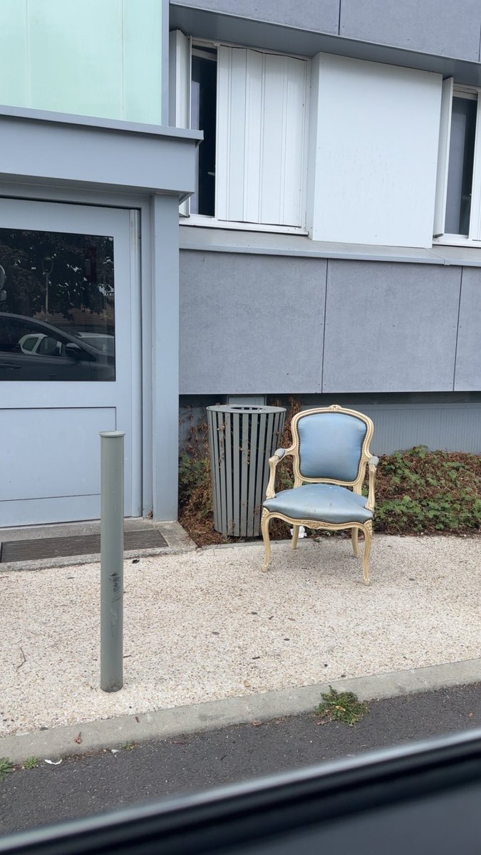DzFrdk's tweet photo. Je quitte mon quartier un weekend et la chaise des guetteurs s’est faite gentrifier??! https://t.co/iG9m5okKRP