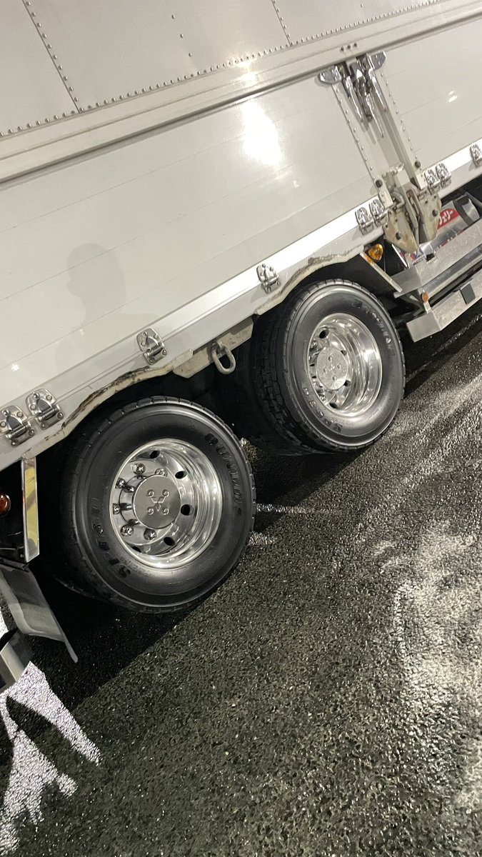 kawasakigpz9001's tweet photo. 文京シビックホール搬出無事終わってやっとスパグレちゃん洗ってあげられました〜!😊
やっとタイヤ・ホイールテカった!😊
でも大阪移動日辺りまた雨降り予報なんだよねぇ〜・・・🥺
まぁ〜汚れたらまた洗えばいいか!
とりあえず今日から年末まで長い長いツアーの始まりです!😊
#DOC2026 https://t.co/vC8AXk41lN