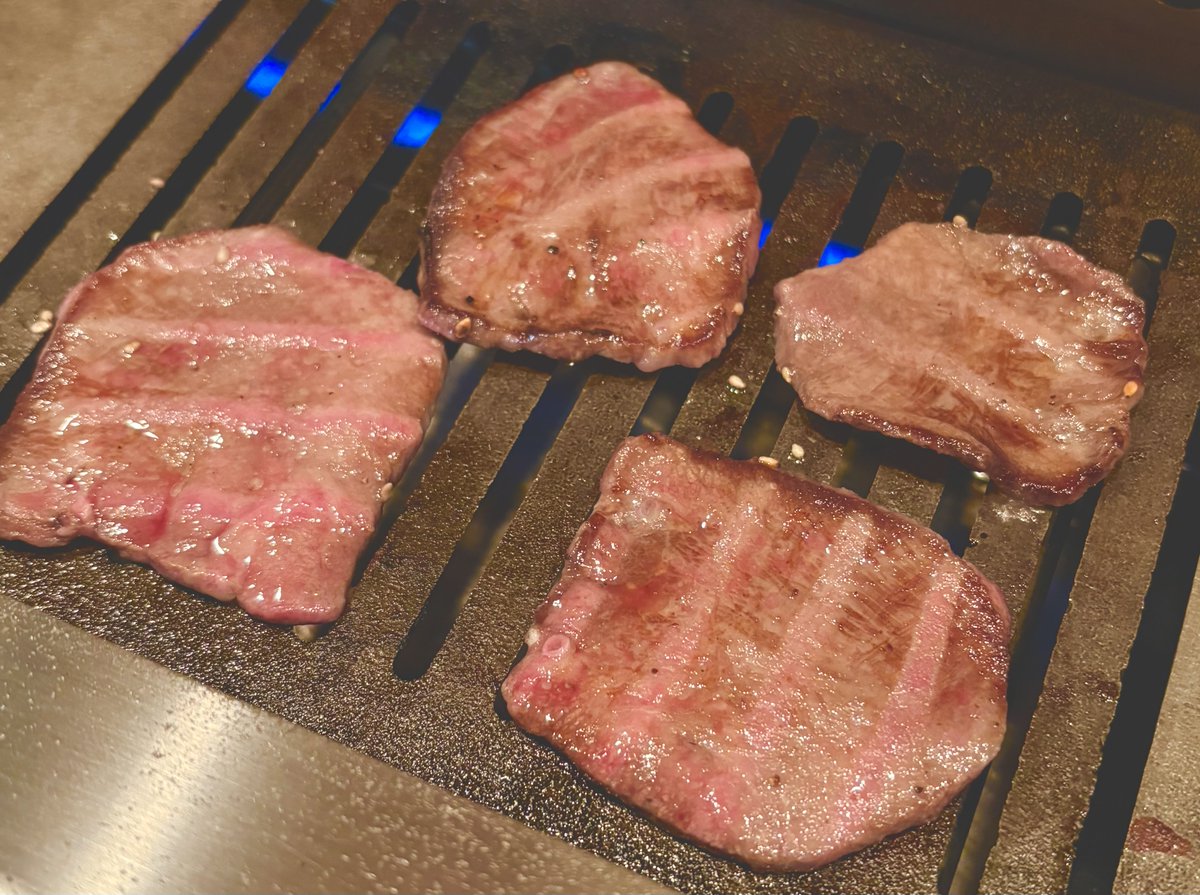 onewayticket_00's tweet photo. 楽しい仲間と美味しいお肉とおじさん。 https://t.co/tVki5yovyG