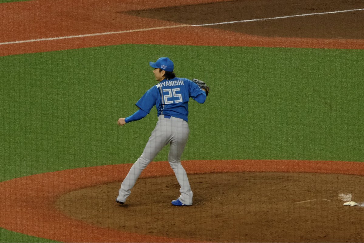 okiniirukami's tweet photo. この偉人の投球フォームは唯一無二
本当にかっこいい
投げ終わった後のお尻がいい

#lovefighters https://t.co/o9B0kngBJl