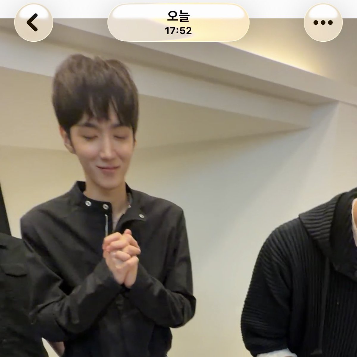 next2uoy's tweet photo. 🫸🏻♥︎🫷🏻 https://t.co/PiNitX6J1L