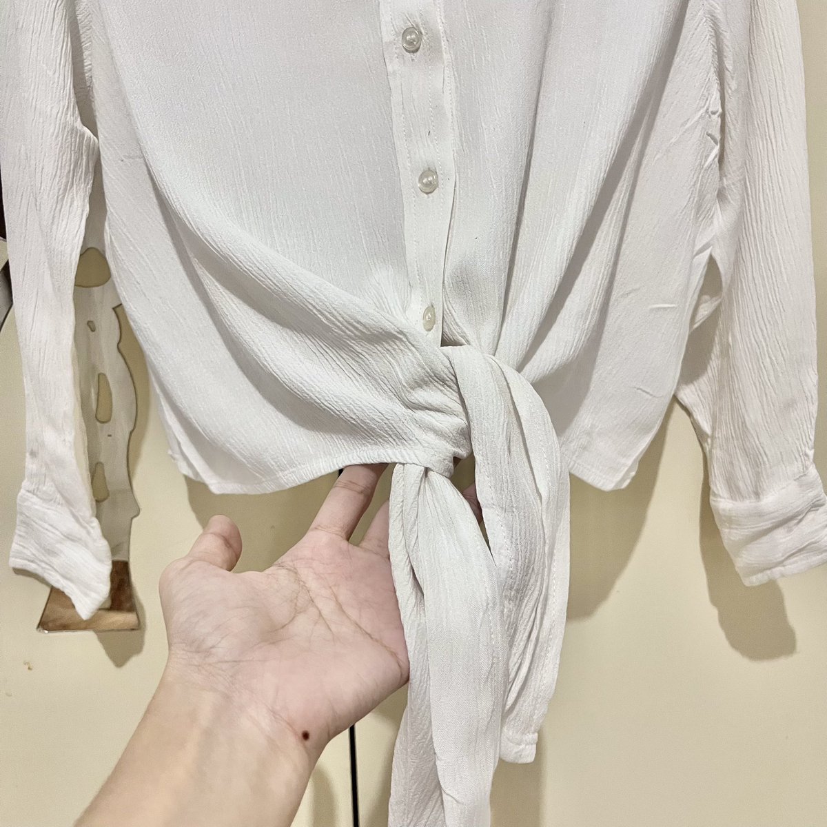 yourvisionn's tweet photo. ✿ h&amp;m tied shirt blouse ✿

⤷ size 34p (setara xs)
⤷ ld strecth to 120 cm
⤷ pb 50 cm
⤷ ada tali yang bisa diatur https://t.co/UOiFWXHwCI