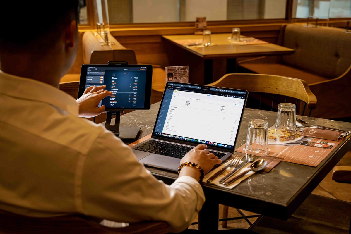 airsr221131's tweet photo. Just tried the new smart café table that orders your drink when you sit down u0026 charges auto—game-changer for my rushed mornings! No fumbling with phones, zero wait time. Who needs a regular café now https://t.co/96UUHd7Wlh
