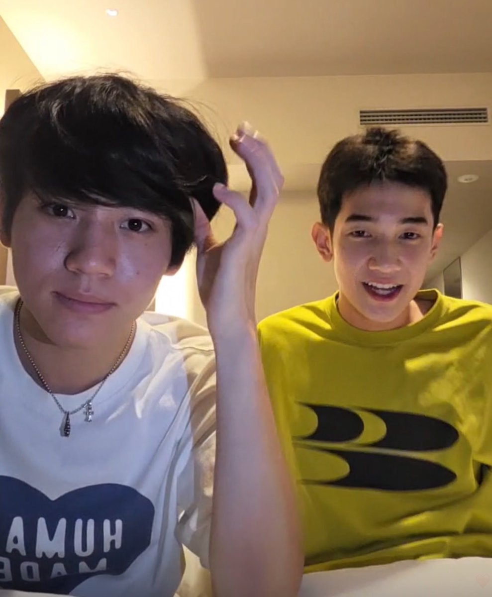 mondpw's tweet photo. HES SO ANNOYINGSSHSJ IM DYING https://t.co/joEUbZUo1h
