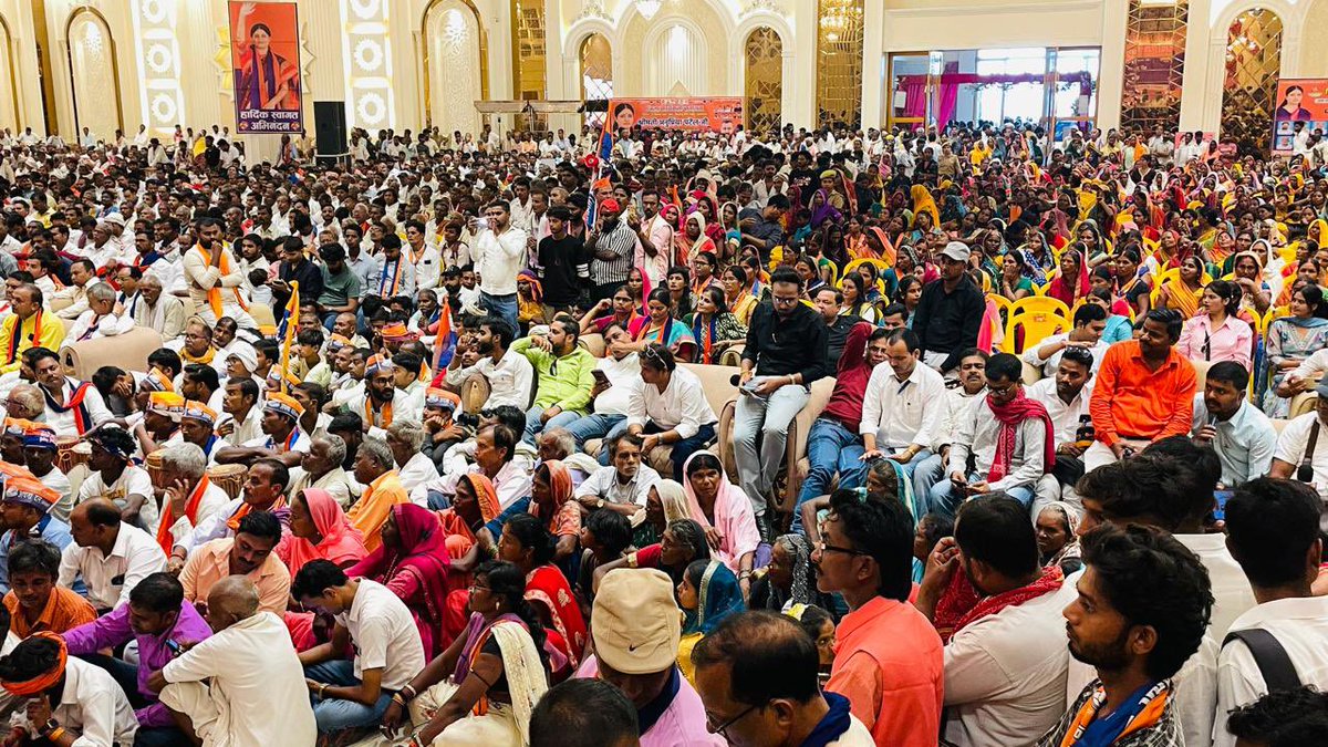 AnupriyaSPatel's tweet photo. आज इस अवसर पर सभी को संबोधित करते हुए संगठन विस्तार तथा आगामी विधानसभा चुनाव 2027 में दल का परचम लहराने का आह्वान किया । https://t.co/3Cf0QwwkLT