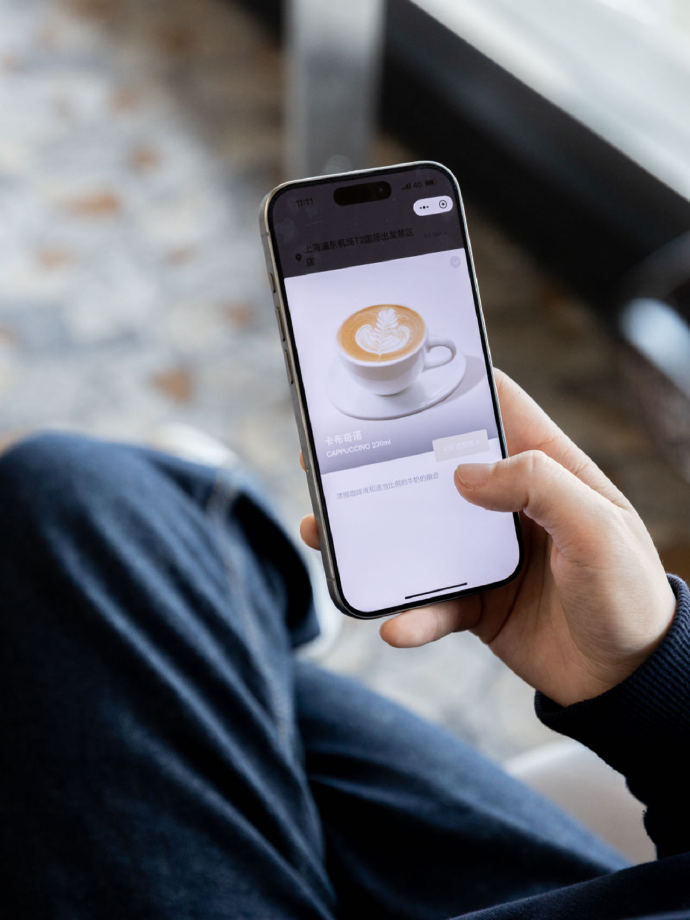 JulianaAlbnx's tweet photo. Just tested the all-new immersive AR coffee tasting—swipe your phone at a regular cup and it shows bean origin, roast level and even a virtual farm tour. Game-changer for my morning routine!， https://t.co/BM0im9zHDt