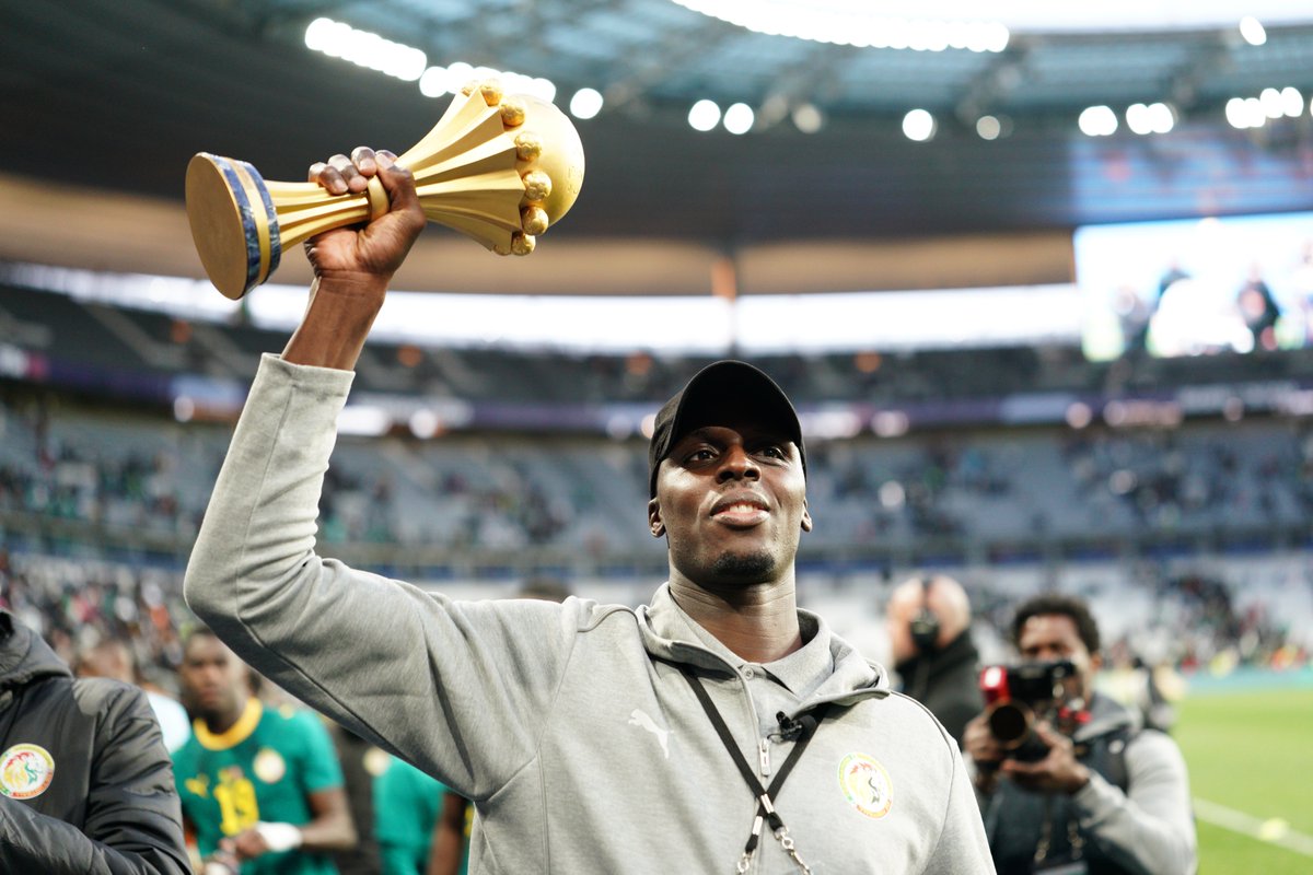 ActuFoot_'s tweet photo. 🚨 OFFICIEL ! EDOUARD MENDY 🇸🇳 ANNONCE QU'IL PREND SA RETRAITE INTERNATIONALE. 👋

À 34 ans, le gardien des Lions de la Téranga tire sa révérence avec sa sélection après une saison énorme :

🏆 Supercoupe d’Arabie saoudite 🇸🇦
🏆 CAN* (en attendant la décision du TAS) 
🏆 Ligue des champions asiatique
🌟 Meilleur gardien de Saudi Pro League