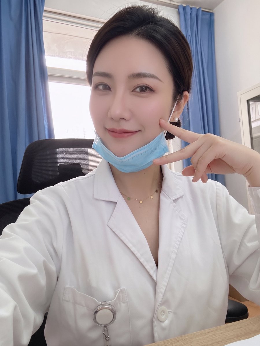 Jeremyya99's tweet photo. 去医院挂号要排队，去美容院怕被宰，今天在这全免费。 我是皮肤科孙医生，专治各种乱用肥皂洗脸导致的皮肤屏障受损。
 参与方式：点击关注 + 转发扩散。 评论区留下你的皮肤问题（有图更好） https://t.co/EV9xYAdsXl