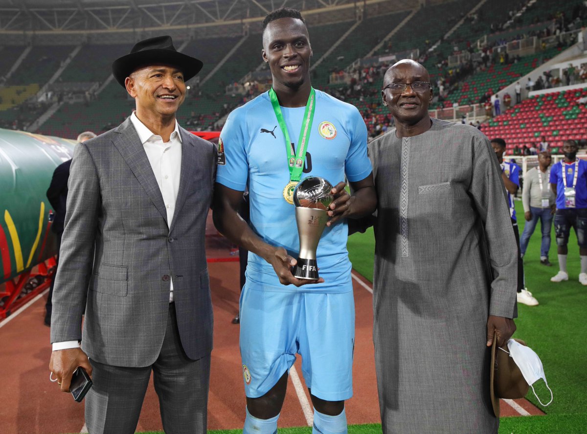 ActuFoot_'s tweet photo. 🚨 OFFICIEL ! EDOUARD MENDY 🇸🇳 ANNONCE QU'IL PREND SA RETRAITE INTERNATIONALE. 👋

À 34 ans, le gardien des Lions de la Téranga tire sa révérence avec sa sélection après une saison énorme :

🏆 Supercoupe d’Arabie saoudite 🇸🇦
🏆 CAN* (en attendant la décision du TAS) 
🏆 Ligue des champions asiatique
🌟 Meilleur gardien de Saudi Pro League