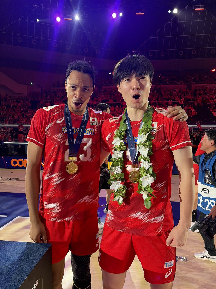 fujitv_volley1's tweet photo. 買取大吉 バレーボール #アジア選手権 2026で見事優勝し、ロサンゼルス五輪の切符を獲得した男子日本代表🎌✨

試合後の選手・スタッフをパシャリ📸✨
素敵な笑顔で溢れかえった表彰式となりました😻❣️

駆けあがれ「最高の先へ！」
#バレーボール男子日本代表 https://t.co/ge3Gnvupn7