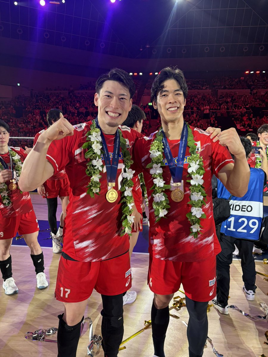 fujitv_volley1's tweet photo. 買取大吉 バレーボール #アジア選手権 2026で見事優勝し、ロサンゼルス五輪の切符を獲得した男子日本代表🎌✨

試合後の選手・スタッフをパシャリ📸✨
素敵な笑顔で溢れかえった表彰式となりました😻❣️

駆けあがれ「最高の先へ！」
#バレーボール男子日本代表 https://t.co/ge3Gnvupn7