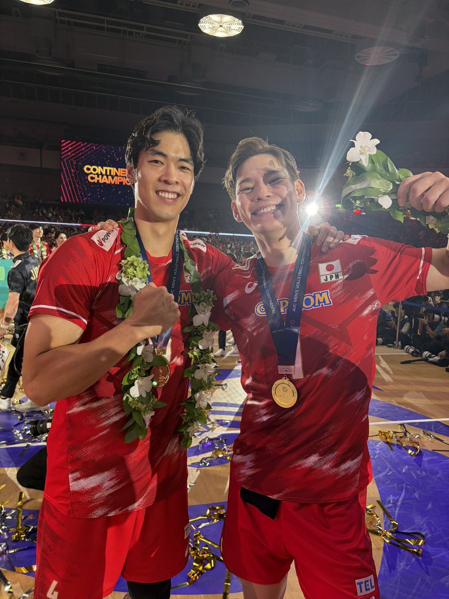 fujitv_volley1's tweet photo. 買取大吉 バレーボール #アジア選手権 2026で見事優勝し、ロサンゼルス五輪の切符を獲得した男子日本代表🎌✨

試合後の選手・スタッフをパシャリ📸✨
素敵な笑顔で溢れかえった表彰式となりました😻❣️

駆けあがれ「最高の先へ！」
#バレーボール男子日本代表 https://t.co/ge3Gnvupn7