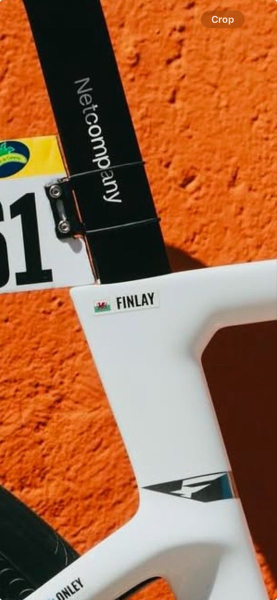 aplaceholderig's tweet photo. A lovely tribute from Netcompany INEOS at La Vuelta 🥹🤍

Oscar Onley’s custom White Jersey bike is adorned with Fin Tarling’s name. 

📸 Alex Duffill https://t.co/TMr1S389zW