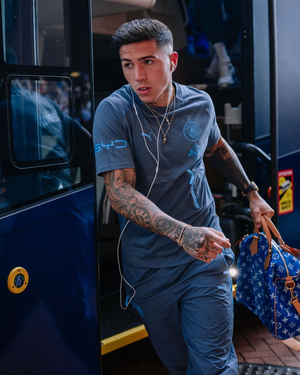ManCityES's tweet photo. El primer clásico para Enzo 💪 https://t.co/TNlQRhYyDE