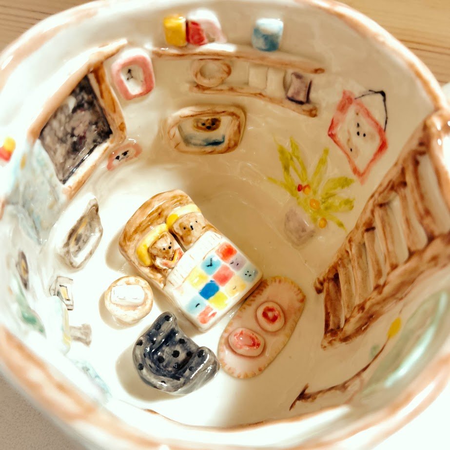 jyojimura_sub's tweet photo. 心の女児が買え買え買え買え百個買えっていうから仕方ないからいくつか迎えたマグカップ。あまりに可愛すぎる。茶渋つくと嫌なのでたまに出してお茶請けのお菓子入れてる。 https://t.co/Zqo6f3XRlX