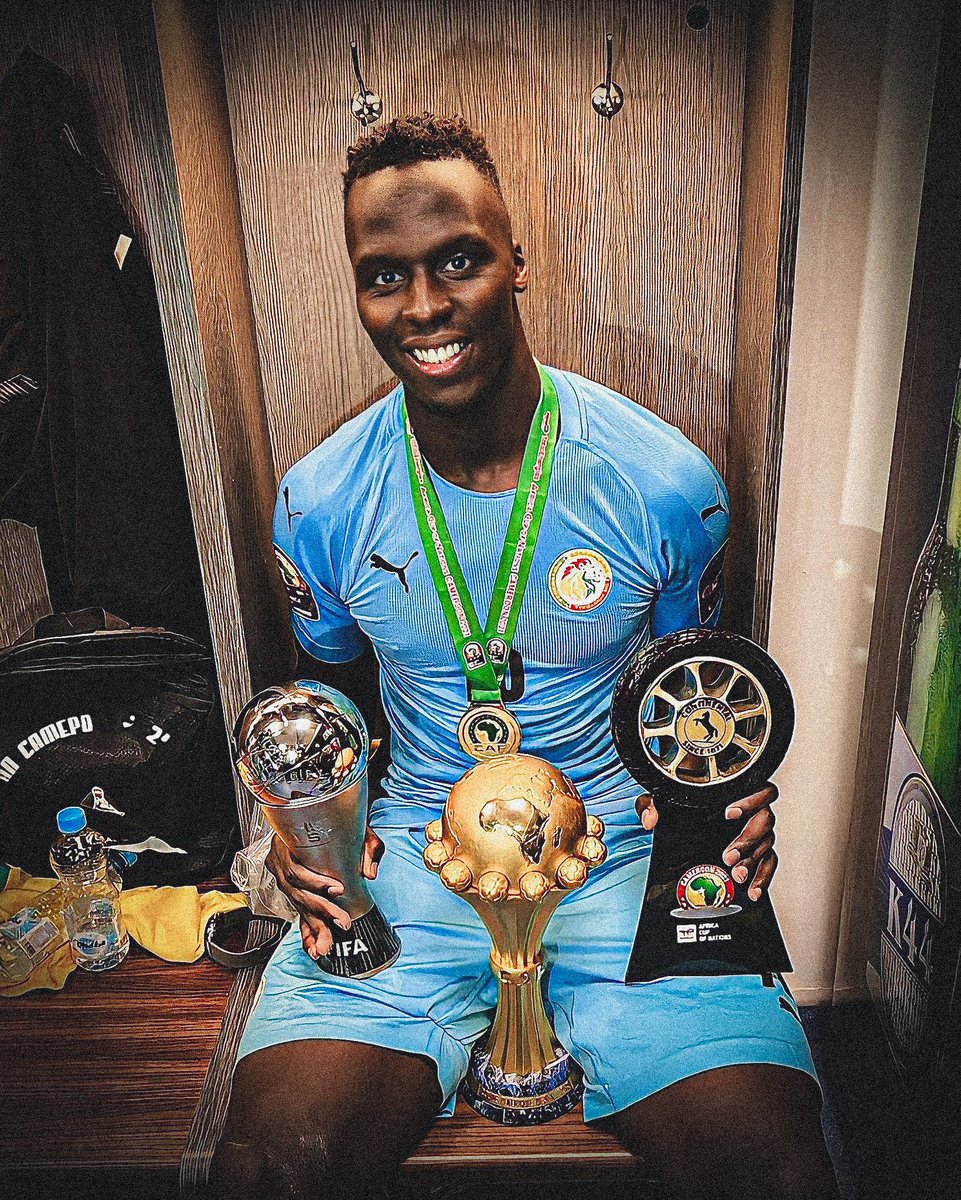 ActuFootAfrique's tweet photo. 🚨 𝑶𝑭𝑭𝑰𝑪𝑰𝑬𝑳 : Edouard Mendy (34 ans) prend sa retraite internationale avec le Sénégal ! 🇸🇳👋🏿

On n’oubliera pas. ✨ https://t.co/iNqLZtky2m