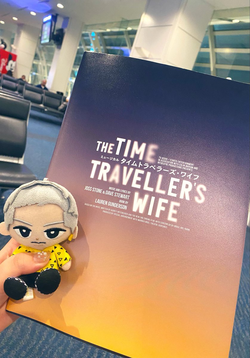 mochi2136's tweet photo. パンフ読みながら帰ります✈️
残りの公演も健康第一で走りきってほしい🙏
照担はひーの笑顔が1番なはずや。
にこにこでフィナーレ迎えてね🥺💛

#TTW
#タイムトラベラーズワイフ
#岩本照 https://t.co/pI0MUryXwe