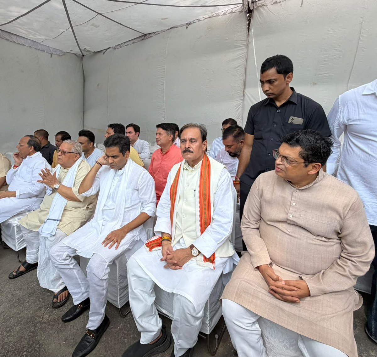 gopalkagarwal's tweet photo. पूर्व राज्यपाल एवं पूर्व केंद्रीय मंत्री आदरणीय बाबूजी श्री @KalrajMishra जी की धर्मपत्नी स्व. श्रीमती सत्यवती मिश्र जी के निधन पर मेरी शोक संवेदना ।

बाबूजी एवं शोकाकुल परिवार के साथ इस कठिन और दुःख की घड़ी में मेरी संवेदनाएँ हैं। ईश्वर पुण्यात्मा को अपने श्रीचरणों में स्थान दें और परिवार को यह अपार दुःख सहन करने की शक्ति प्रदान करें।

ॐ शांति। 🙏