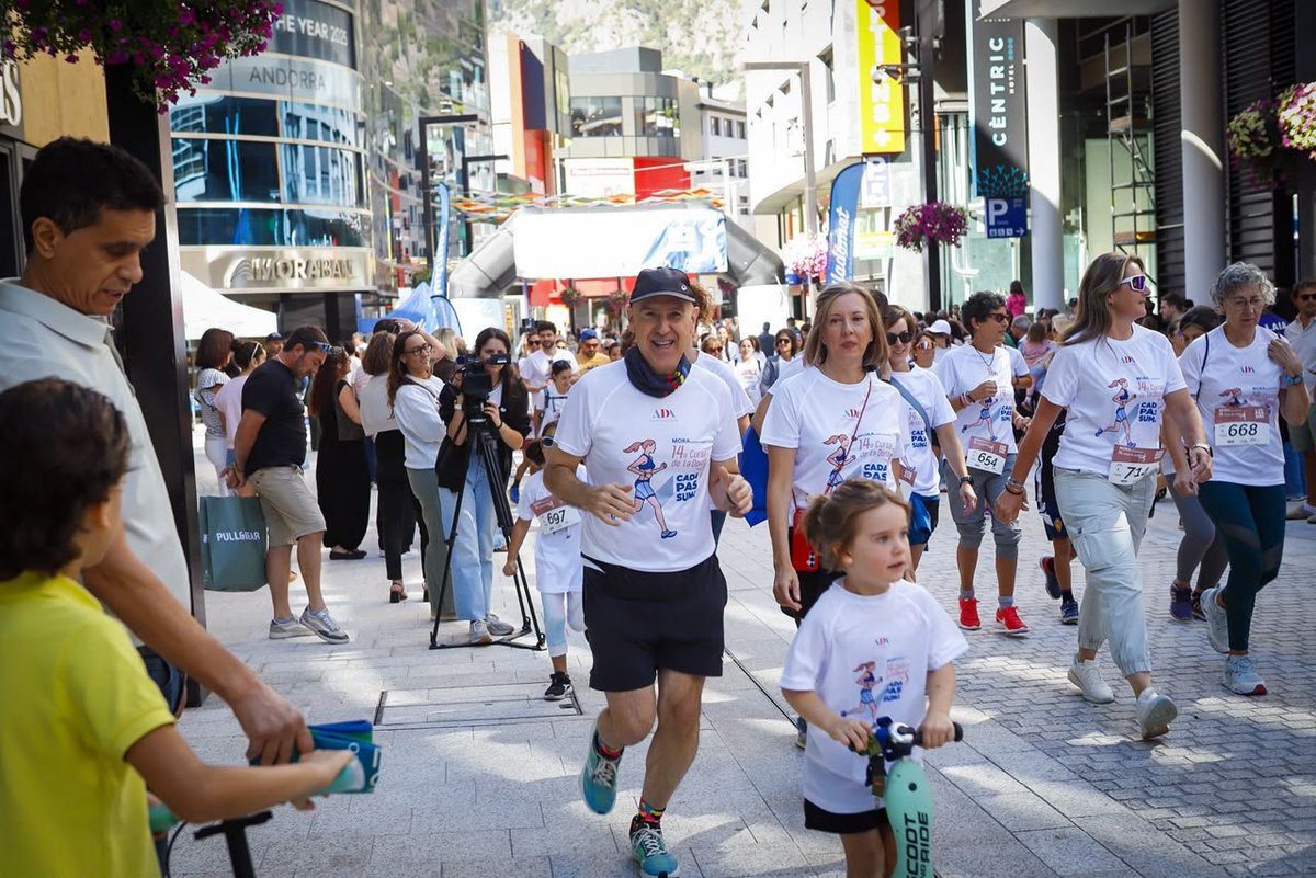 comuee's tweet photo. 💜 Avui s’ha celebrat la 14a Cursa de la Dona, organitzada per l’ADA Andorra, amb la participació de 600 persones. 

🎽 La cònsol major, Rosa Gili, ha donat  el tret de sortida a aquesta jornada.

👏 Una nova edició marcada per la participació i el compromís amb l’esport. https://t.co/1VdfxbSN9F