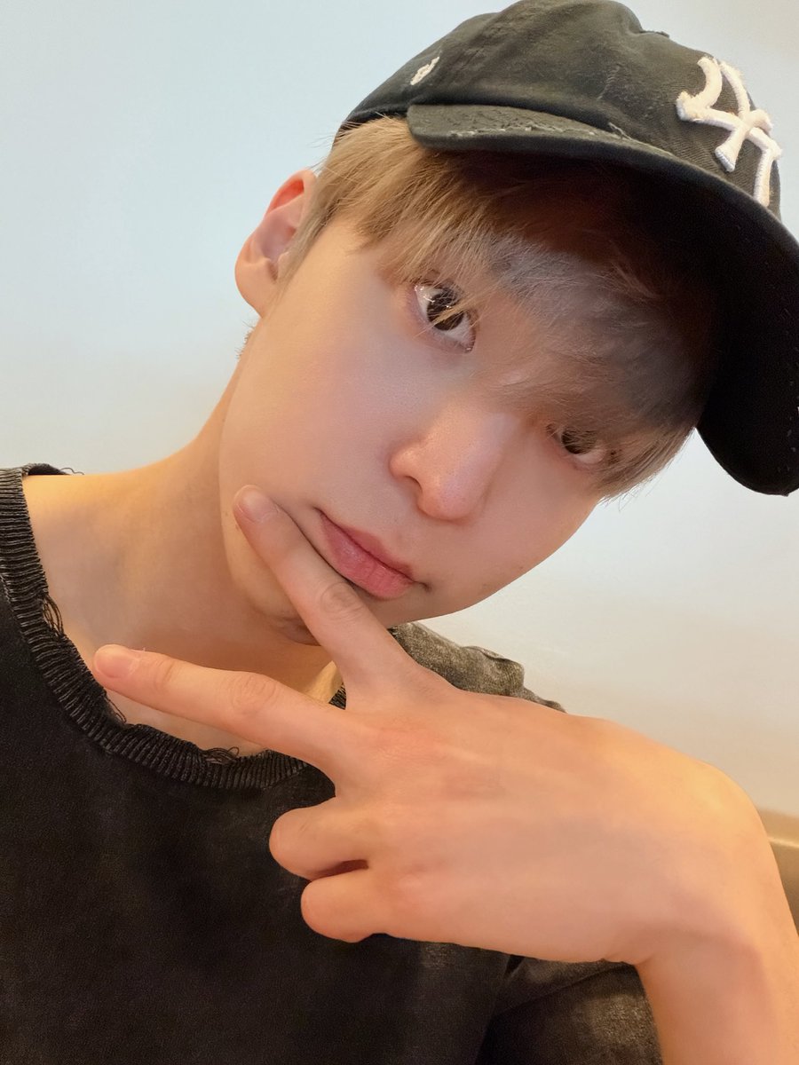 yunhopowerless_'s tweet photo. not yunho being hesitate to send a selca cus he has a pimple around the “✌️” sign and…. 🥹🤍

🐶 ㅋㅋㅋㅋㅋ
🐶 😂
🐶 really? you said you like everything if it’s me?☺️
🐶 no, i believe you ofc
🐶 yunhohohoho that’s a relief😌
🐶 me too, i like everything as long as it’s ATINYs https://t.co/xxZOMboaTV