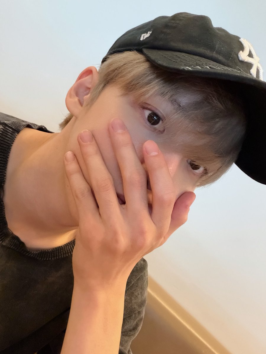 yunhopowerless_'s tweet photo. not yunho being hesitate to send a selca cus he has a pimple around the “✌️” sign and…. 🥹🤍

🐶 ㅋㅋㅋㅋㅋ
🐶 😂
🐶 really? you said you like everything if it’s me?☺️
🐶 no, i believe you ofc
🐶 yunhohohoho that’s a relief😌
🐶 me too, i like everything as long as it’s ATINYs https://t.co/xxZOMboaTV