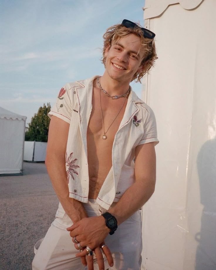 TeenBeachHQ's tweet photo. 🚨🌊 INSIDER: @RossLynch is reportedly in talks with Disney to return as Brady in *Teen Beach: New Waves*. 👀
According to circulating reports, these negotiations could be the reason for the production delay. 🎬⏳
If it happens... Brady could be heading back to the beach. 🏄‍♂️☀️ https://t.co/25mvSTMCdI