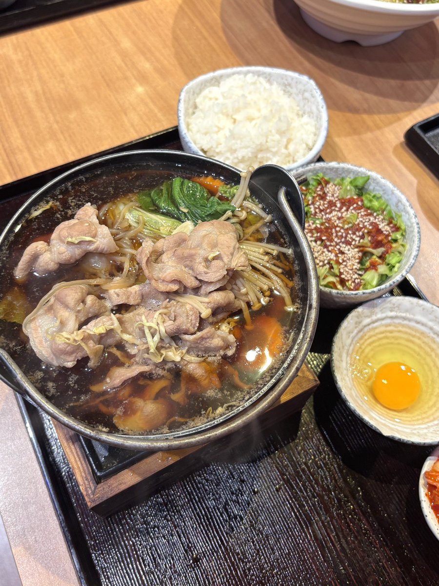 viewwrs's tweet photo. เป็นร้านที่บะหมี่มันปูอร่อยมากจริงๆ กินละนึกถึงตอนกินที่เซี่ยงไฮ้เลย ใส่น้ำจิ้มซีฟู้ดนิดๆตัดเลี่ยนได้ดี อาหารแต่ละชุดอร่อยในราคาแบบ200฿อะ คุ้มๆเลย https://t.co/59oUYQfems