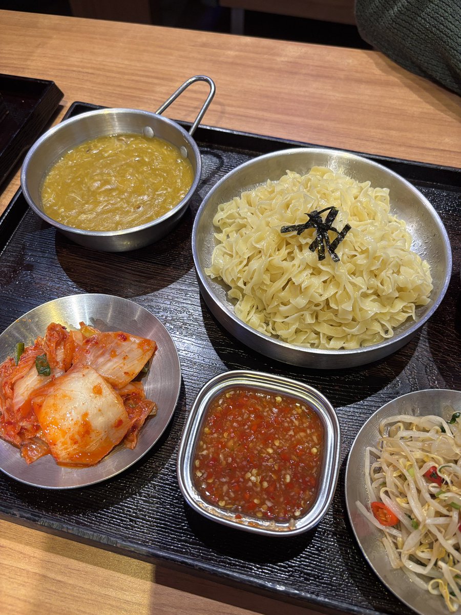 viewwrs's tweet photo. เป็นร้านที่บะหมี่มันปูอร่อยมากจริงๆ กินละนึกถึงตอนกินที่เซี่ยงไฮ้เลย ใส่น้ำจิ้มซีฟู้ดนิดๆตัดเลี่ยนได้ดี อาหารแต่ละชุดอร่อยในราคาแบบ200฿อะ คุ้มๆเลย https://t.co/59oUYQfems