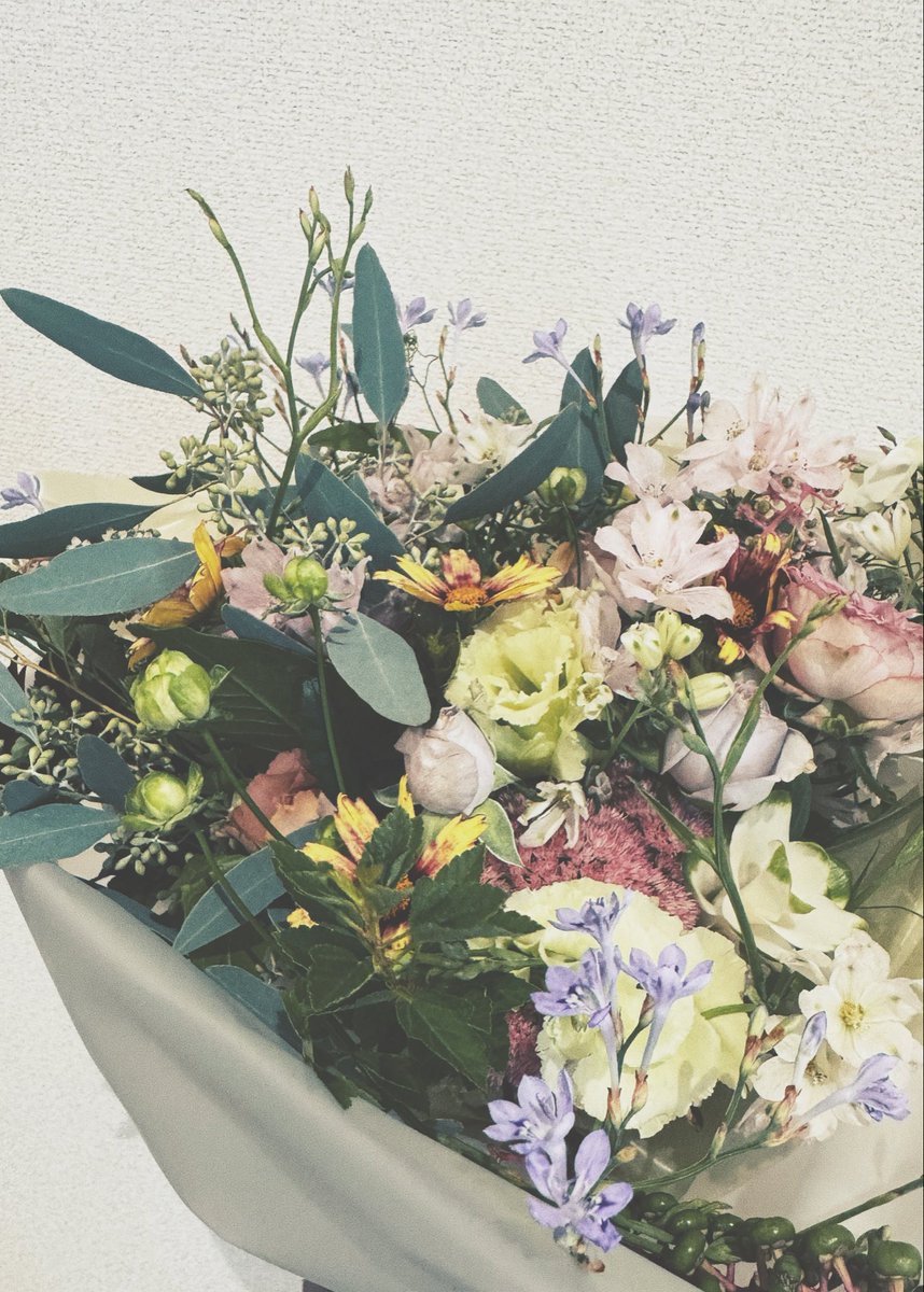 mikunoko_'s tweet photo. 素敵な花束に美味しいケーキ！
誕生日お祝いしてくれてありがとーう🫧 https://t.co/S0V37ylJI4