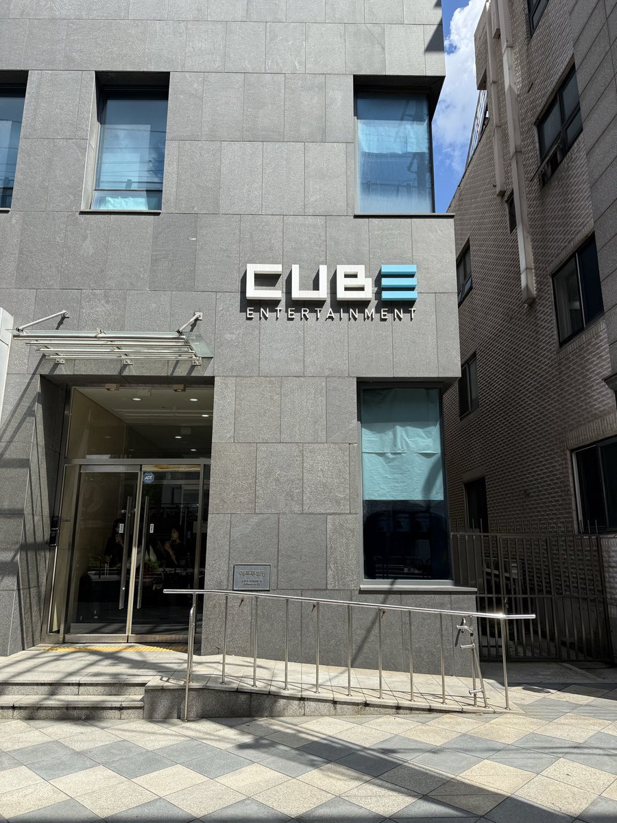 77nsftbltm's tweet photo. 初韓国でメンバーがいないのは分かってるけど、CUBE行ってきた😭😭
あの練習動画に映ってる練習室がこの上にあるって考えるとすごく感慨深くて感動しちゃった(> <｡) https://t.co/T5PVw4W41K
