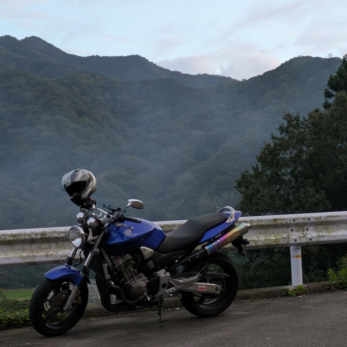 manaken964's tweet photo. 車検終わりのバイク屋さんから自宅まで乗った以来ひと月半ぶりのCBホーネットです。夕刻すぎるとだいぶ涼しくなってきましたね。 https://t.co/Jfw1blL32j